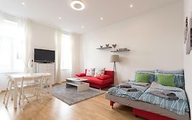 Bright Red Heart Apartment In Leopoldstadt